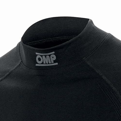 One Evo genser i svart, høy hals